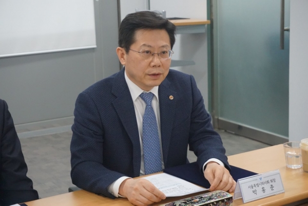 박홍준 회장이 인사말을 하고 있다.