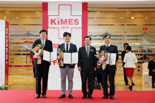 산업통상자원부장관상을 수상받은 박건우 교수(오른쪽 첫번째)