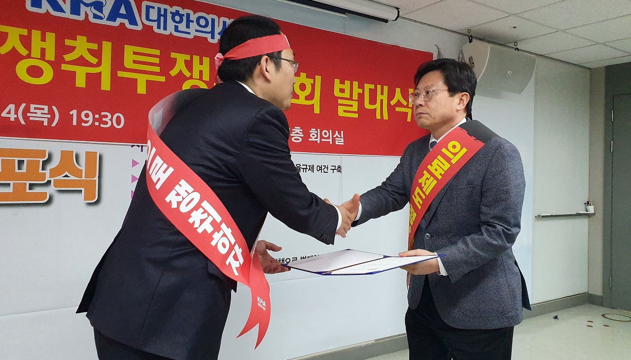 박홍준 의쟁투 홍보부위원장(서울시의사회장)이 최대집 의쟁투 위원장(의협회장)으로부터 위촉장을 전달받고 있다