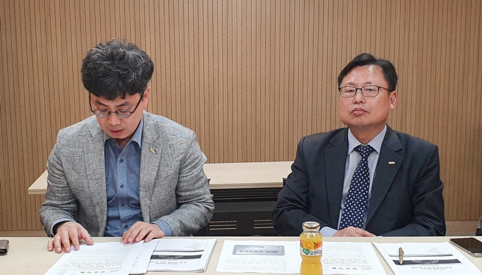 (사진 왼쪽부터)임민혁 KMDIA 산업지원부장, 나흥복 KMDIA 전무