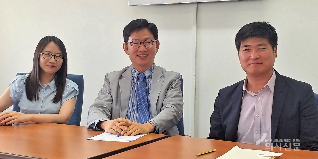 사진 왼쪽부터 김문영 의료법학회 총무이사, 박동진 회장, 박지용 총무이사