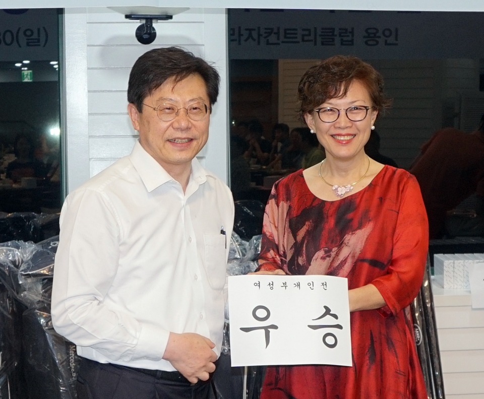 여성부 개인전 우승을 차지한 서울시의사회 홍성진 부회장과 박홍준 회장.