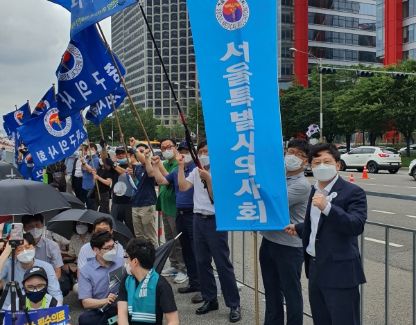 14일 서울 여의도공원에서 열린 전국의사총파업 궐기대회에 참석한 서울특별시의사회 회원들.