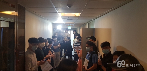한국건강증진개발원 24층 대회의실 앞 전공의들이 피켓을 들고 서 있다.