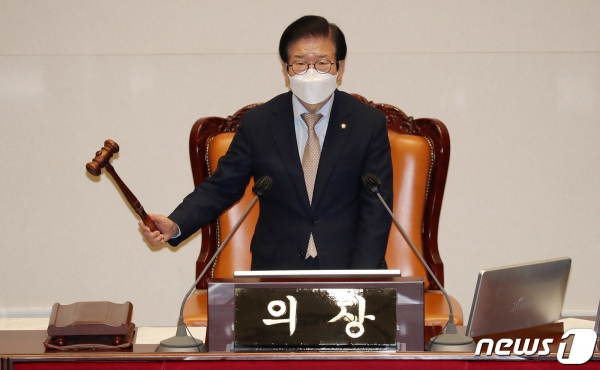 22일 본회의에서 의사봉 두드리는 박병석 국회의장.
