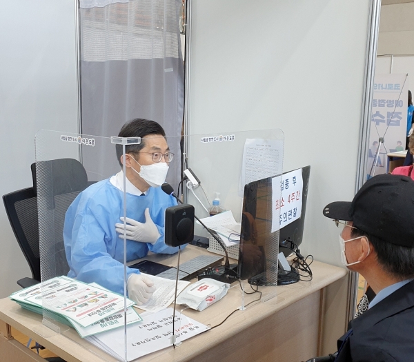 25일 예진 봉사를 하고 있는 이필수 회장. 숨이