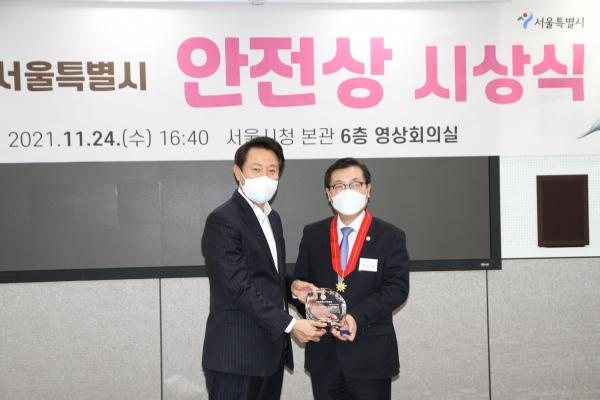 24일 서울시의사회 박명하 회장이 오세훈 서울시장으로부터 '2021년 서울특별시 안전상(단체부분)'을 수상받고 있다.