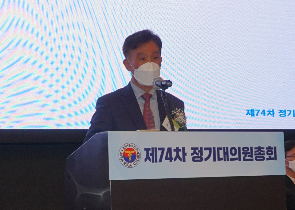 박성민 의협 대의원회 의장이 개회사를 하고 있다.