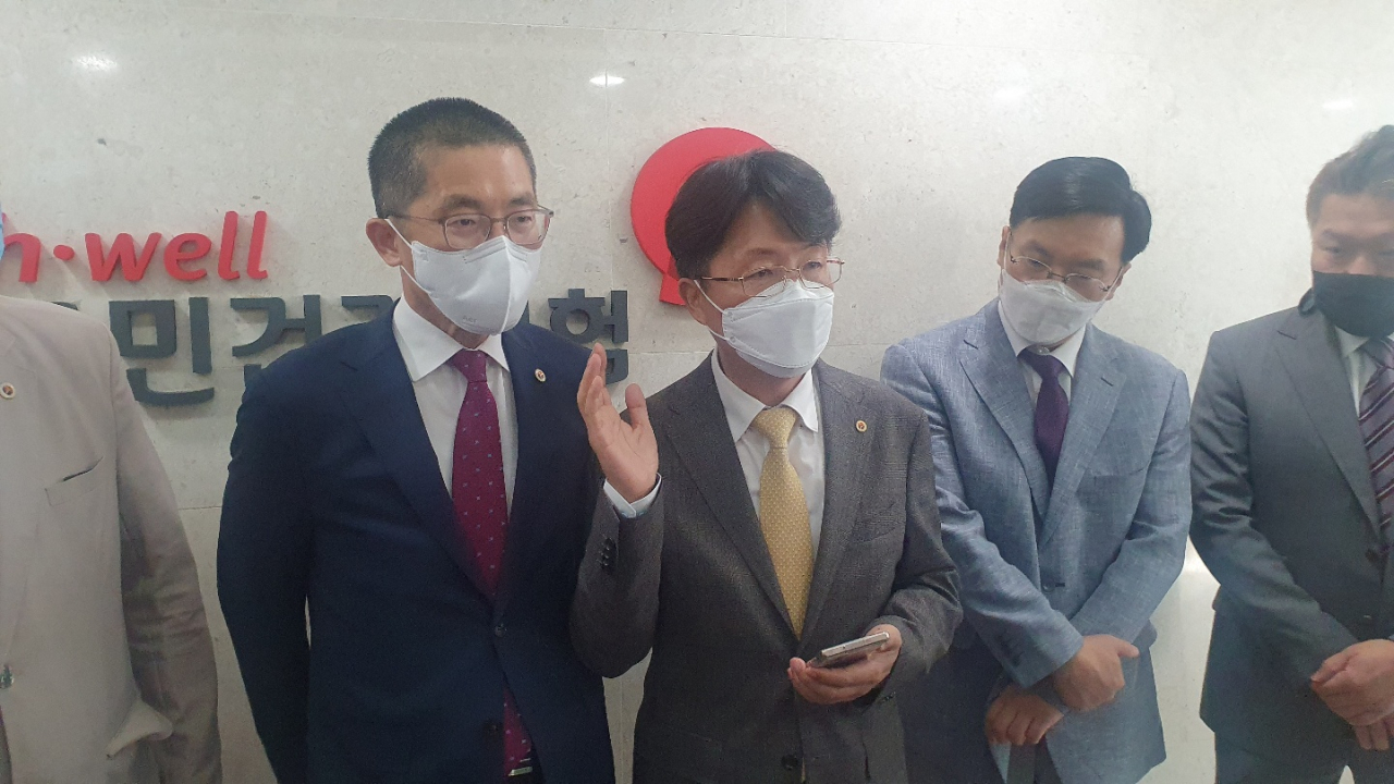 (왼쪽부터) 이필수 대한의사협회장, 김동석 의협 수가협상단장