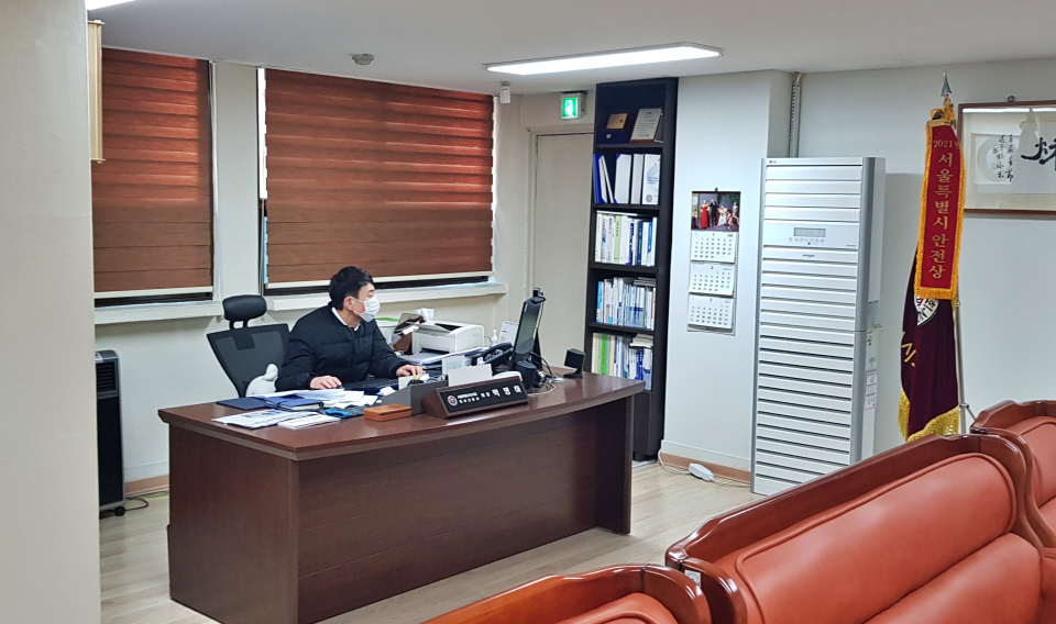 경찰이 서울시의사회관 회장실에서 박명하 회장의 컴퓨터를 수색하고 있다.