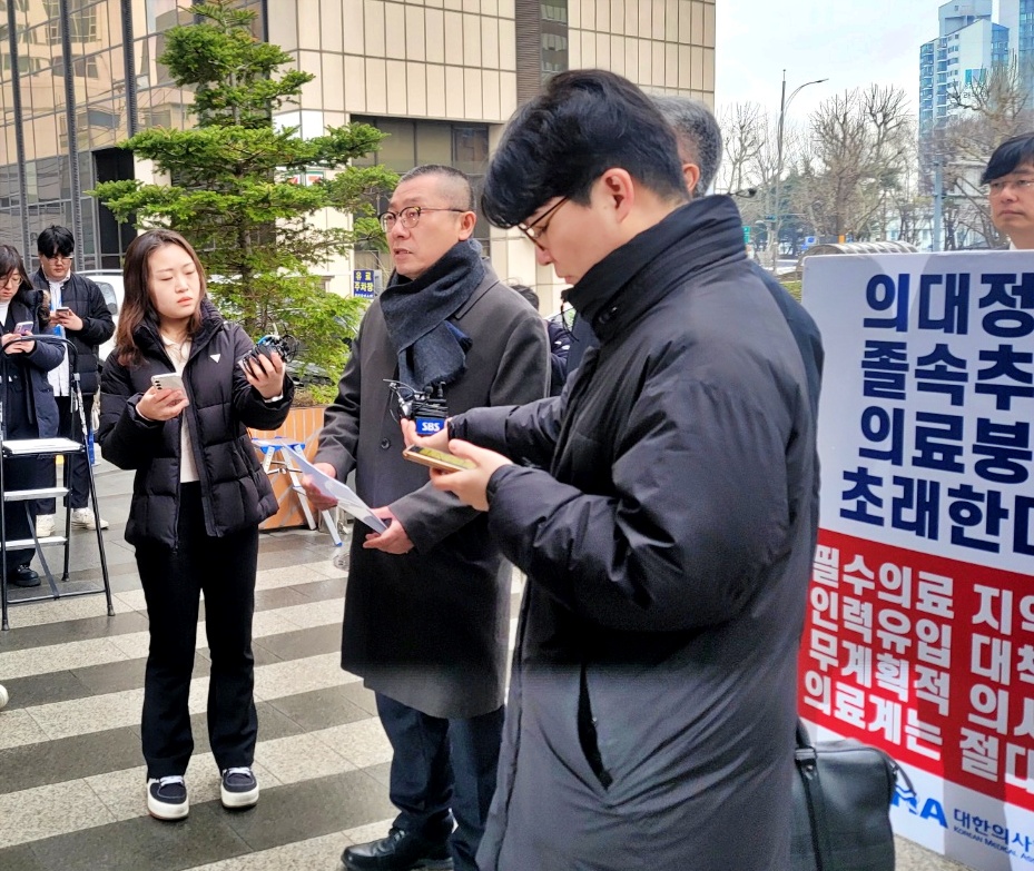 박명하 의협 비대위 조직위원장이 경찰 소환조사 출석에 앞서 입장을 밝히고 있다. 