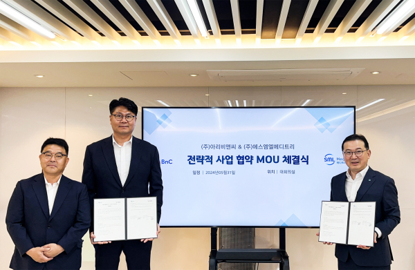 ▲SML메디트리 이동수 대표(오른쪽에서 첫번째)와 아리비앤씨 천윤석 대표(오른쪽에서 두번째), 김종규 대표가 업무협약 체결 후 기념사진을 촬영하는 모습.