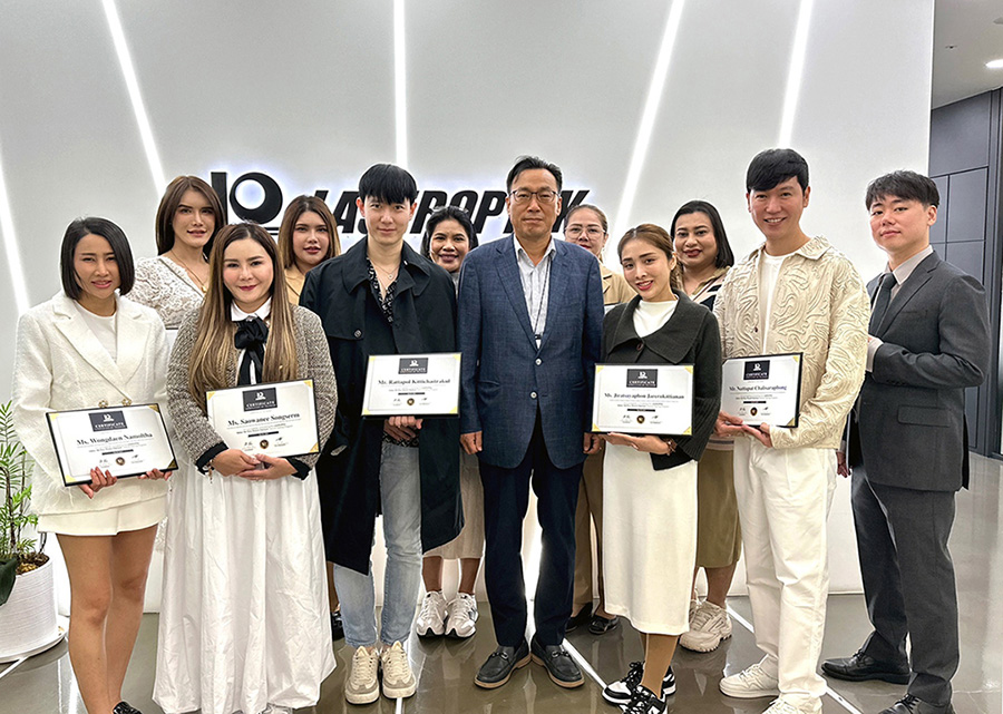▲ 레이저옵텍 이창진 대표(가운데)와 태국 더클리닉COO 라따폴 키띠차이트라쿨(앞줄 왼쪽에서 세 번째) 등 양 사 관계자들이 기념촬영을 하고 있는 모습.