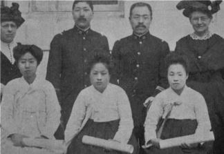 ▲1918년 조선총독부 부속 경성의학전문학교 졸업식 사진. (앞줄 왼쪽부터 김해지, 김영홍, 안수경)
