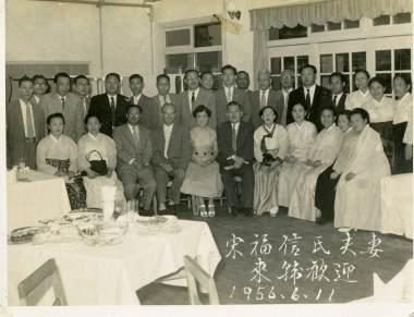 ▲ 1956년 6월11일 부부가 숭의여중고 방문 당시, 앞줄 왼쪽에서 다섯번째 송복신 박사 (='한국여자의사회 120년')